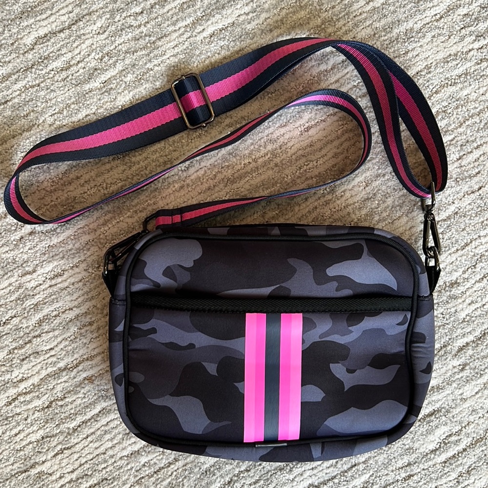HAUTE SHORE Drew Crossbody - camo neoprene